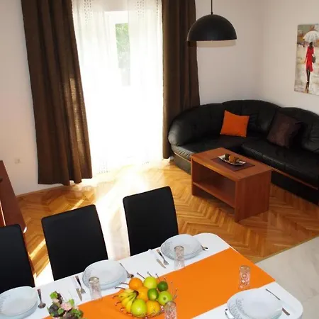 Apartment Yakov Free Public Parking And Balcony