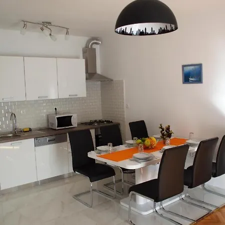 Appartamento Yakov Free Public Parking And Balcony