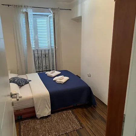 Apartment Yakov Free Public Parking And Balcony