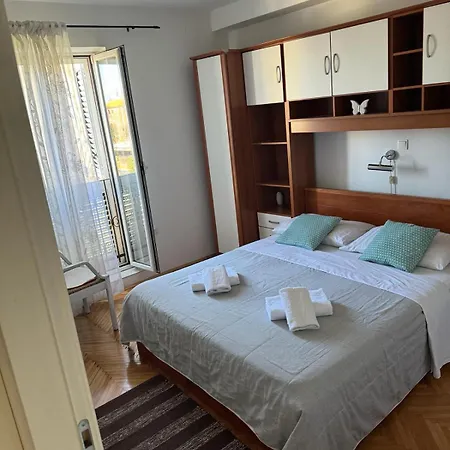 Yakov Free Public Parking And Balcony Lejlighed
