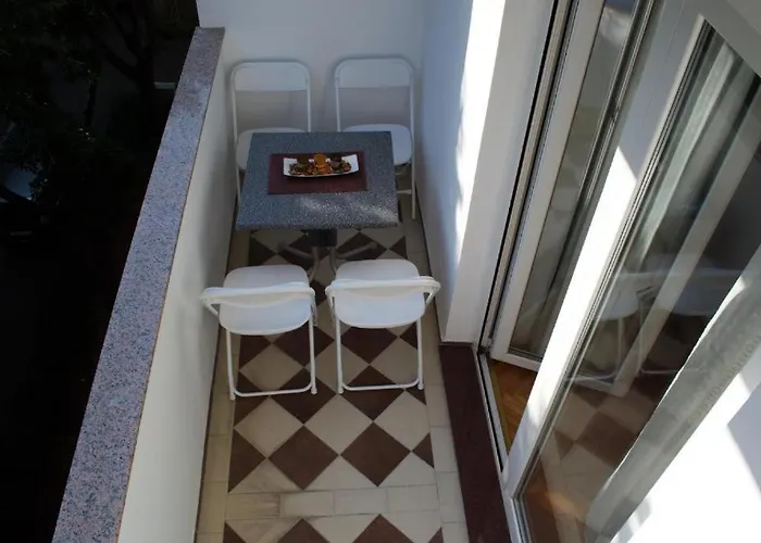 Yakov Free Public Parking And Balcony *