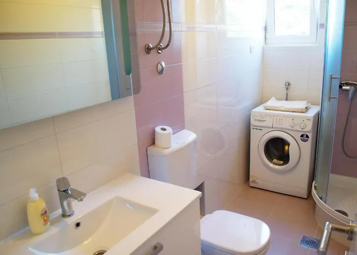 Apartment Yakov Free Public Parking And Balcony