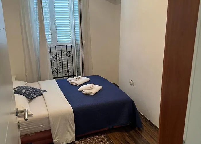 Apartment Yakov Free Public Parking And Balcony