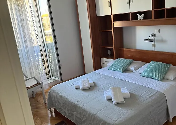 Yakov Free Public Parking And Balcony Apartment